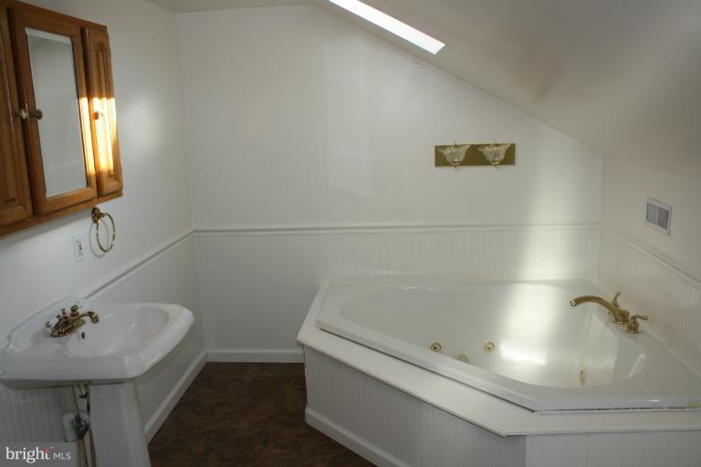 318 Paradise Road Aberdeen, MD 21001 - Photo 5 of 17 Bath (Master)