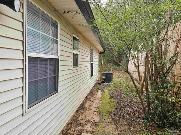 $1,350 | 6206 Woodward Lane, Milton, FL 32570