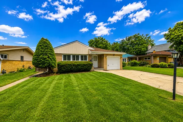 $2,850 | 408 South Albert Street, Mount Prospect, IL 60056