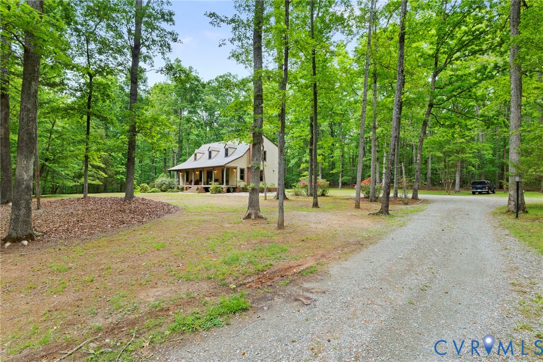 3172 Three Bridge Road Powhatan, VA 23139 - Photo 37 of 79 Massive front yard with gravel drive way and plent