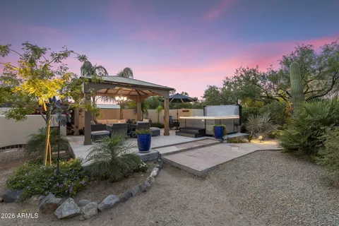 a view of a backyard