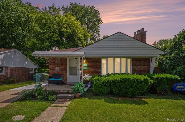 $199,900 | 23116 Beechwood Avenue, Eastpointe, MI 48021