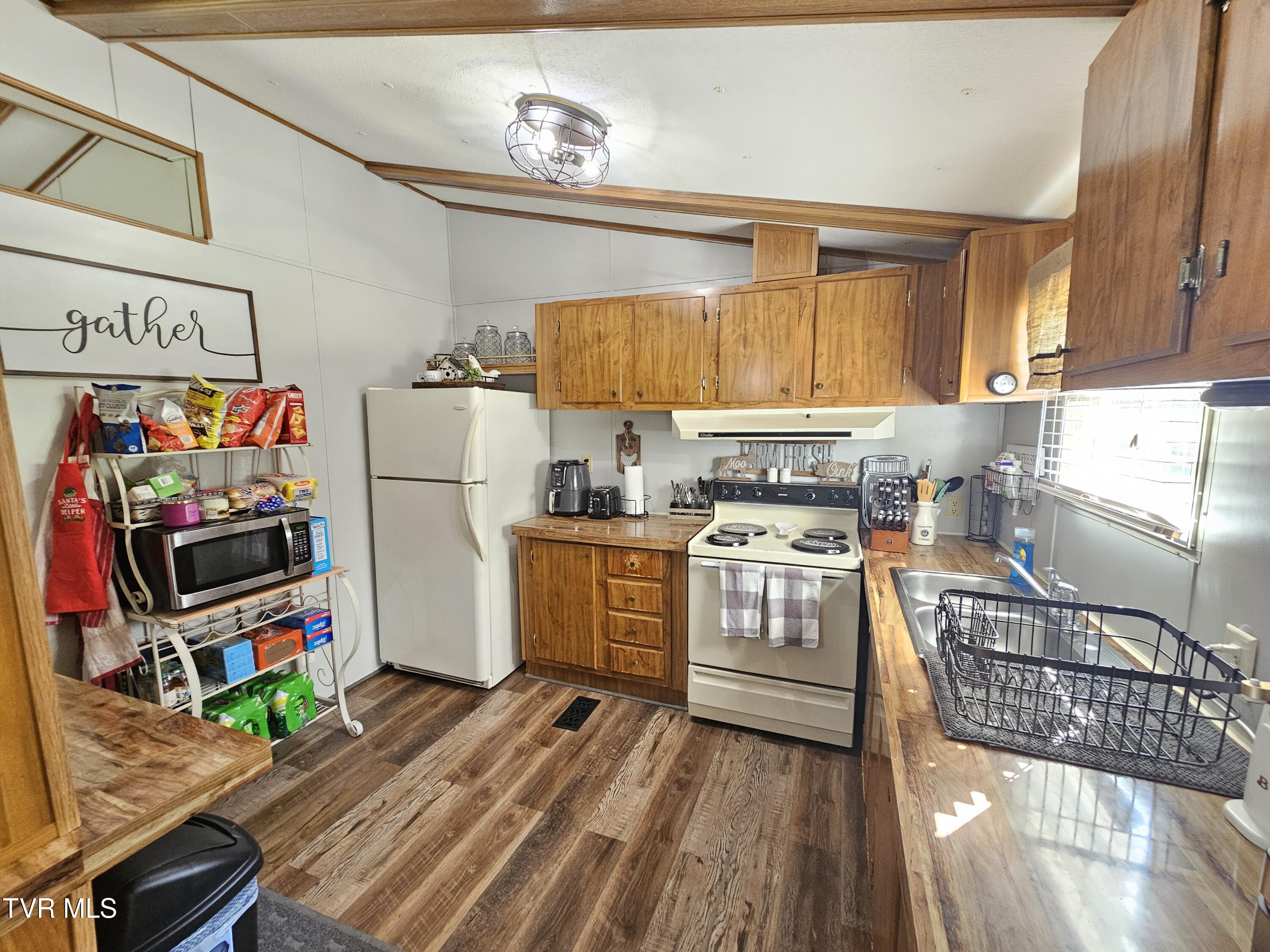 274 Price Road Elizabethton, TN 37643 - Photo 12 of 41 20250730_101028