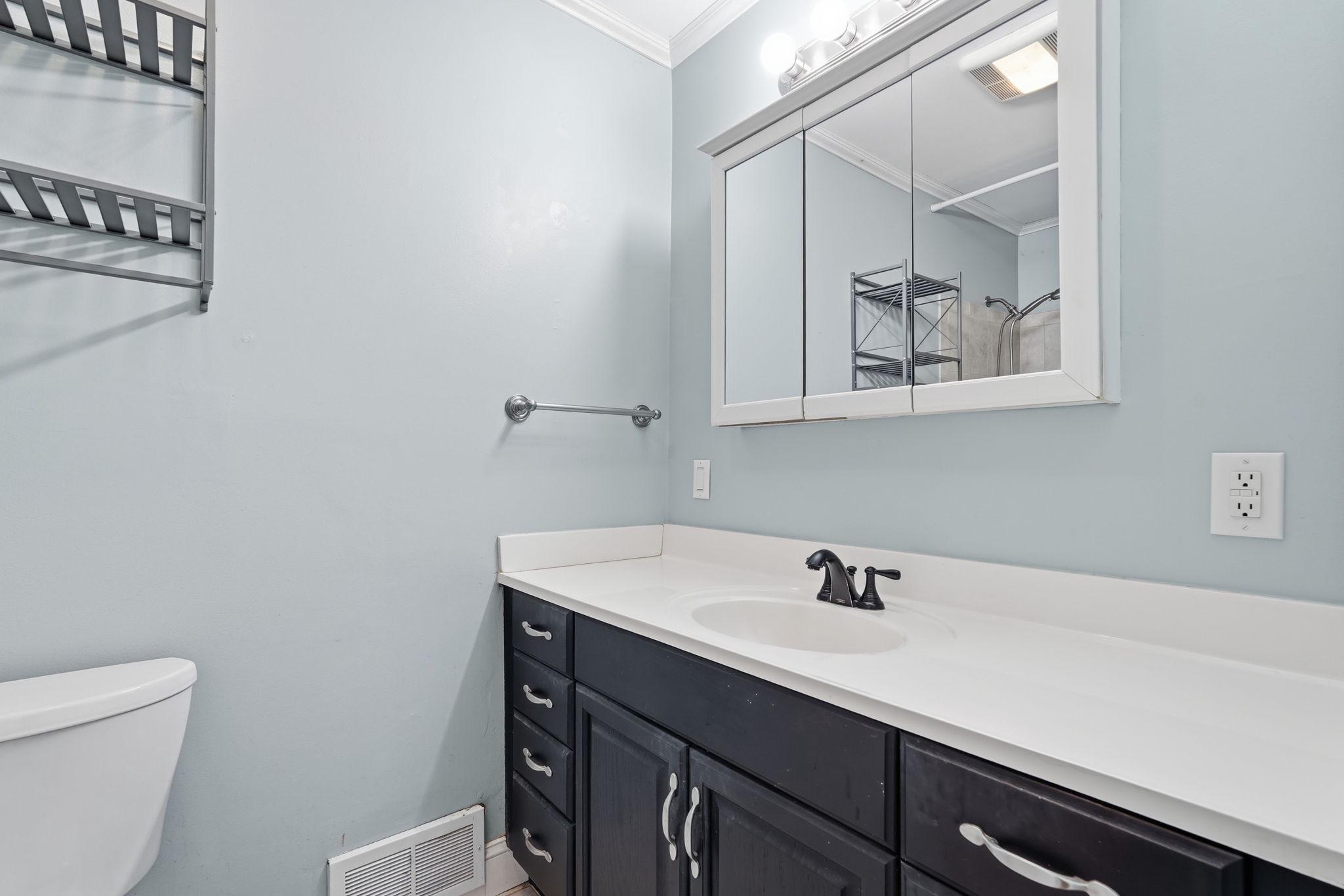 6405 Yates Ford Road Manassas, VA 20111 - Photo 21 of 40 Main floor hall full bath