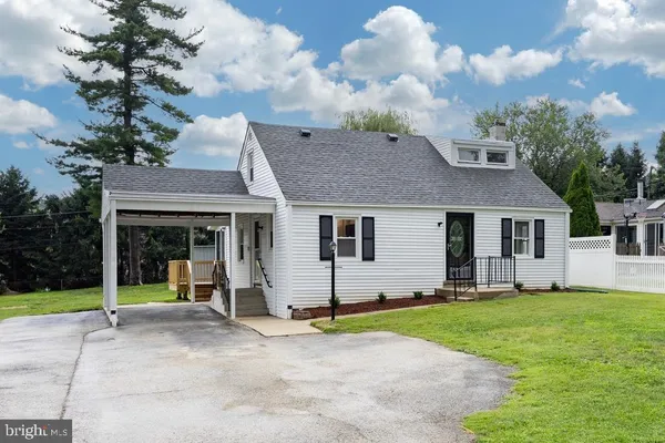 a view of a house with backyard and porch