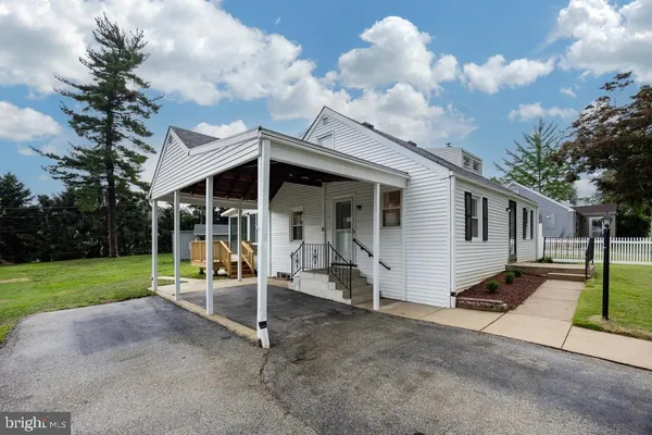 a view of a house with backyard and porch