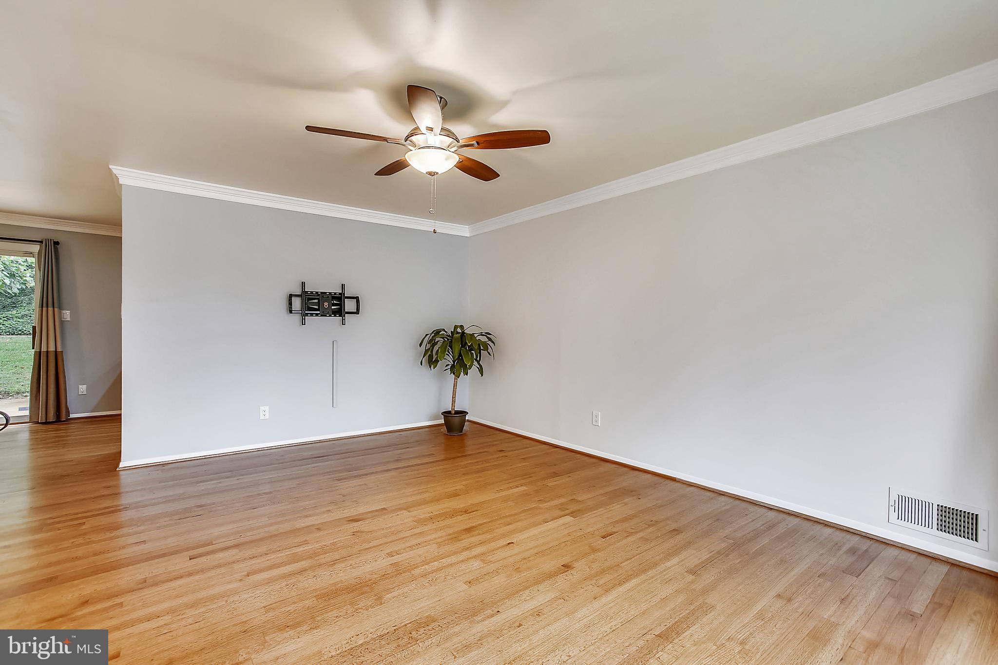 5325 Ringold Place Springfield, VA 22151 - Photo 11 of 44 Living Room
