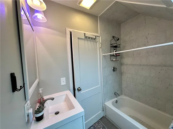 $1,900 | 1001 Narragansett Boulevard, Unit 1, Providence, RI 02905