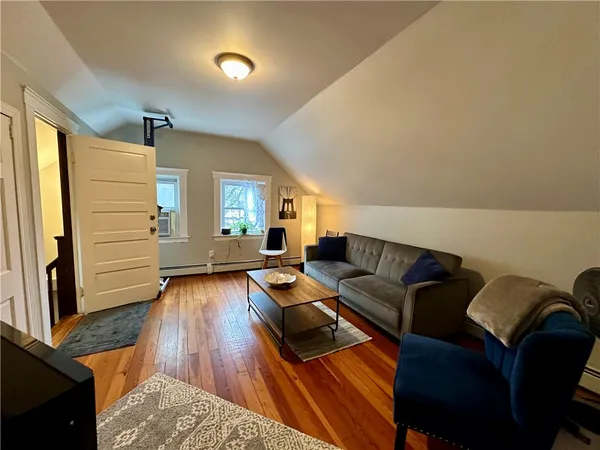 $1,900 | 1001 Narragansett Boulevard, Unit 1, Providence, RI 02905