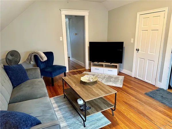 $1,900 | 1001 Narragansett Boulevard, Unit 1, Providence, RI 02905