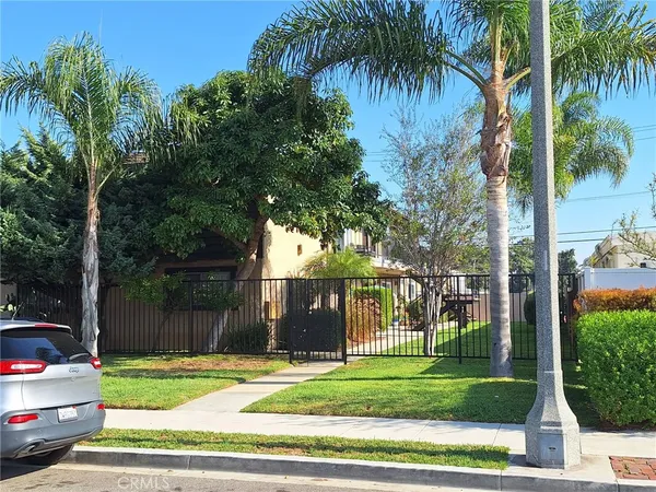 a view of a yard in front of a house with a fountain