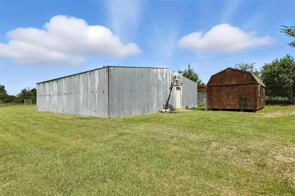 a view of a backyard