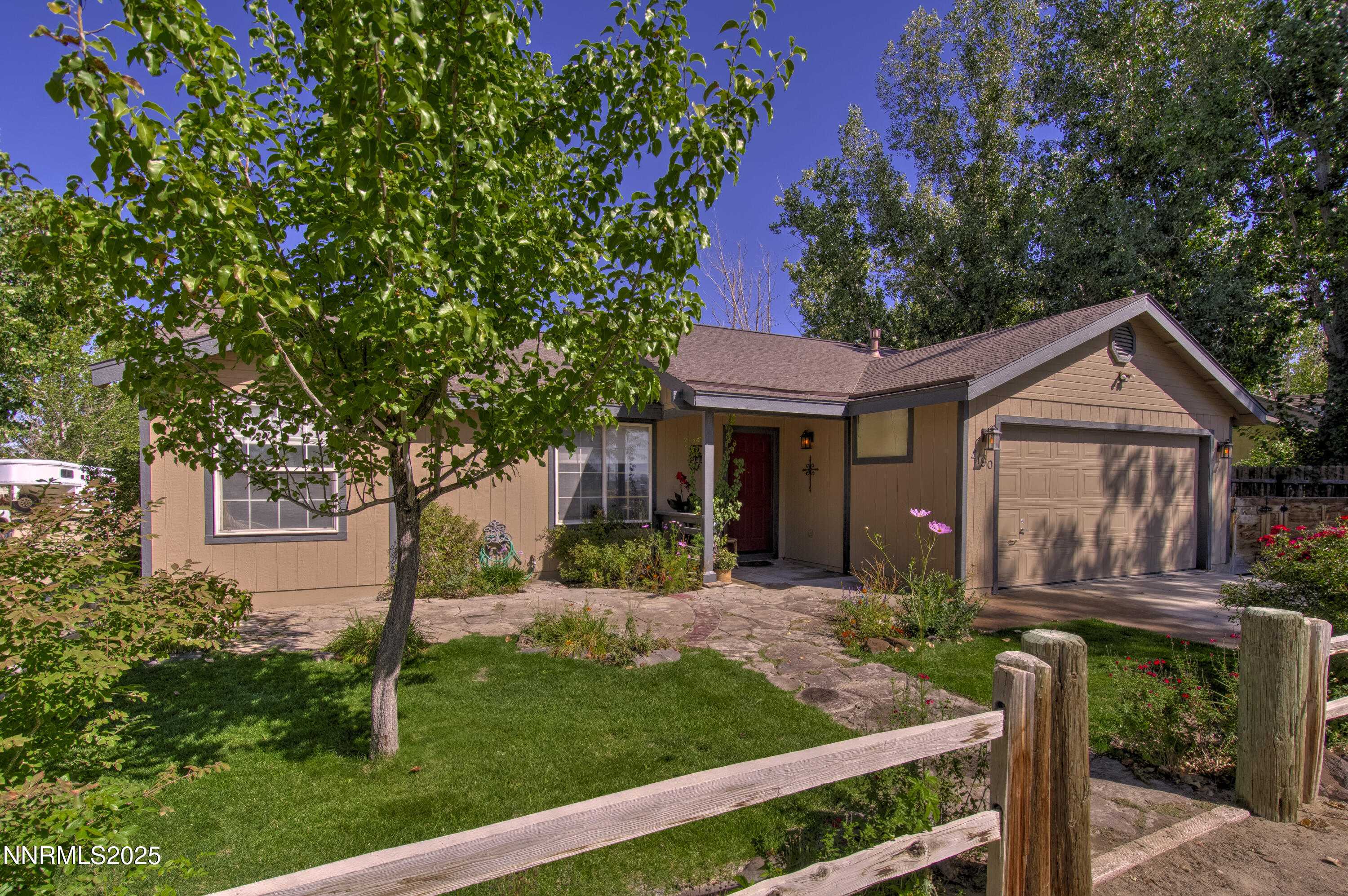 4190 Bottom Road Fallon, NV 89406 - Photo 43 of 44 a front view of a house with garden