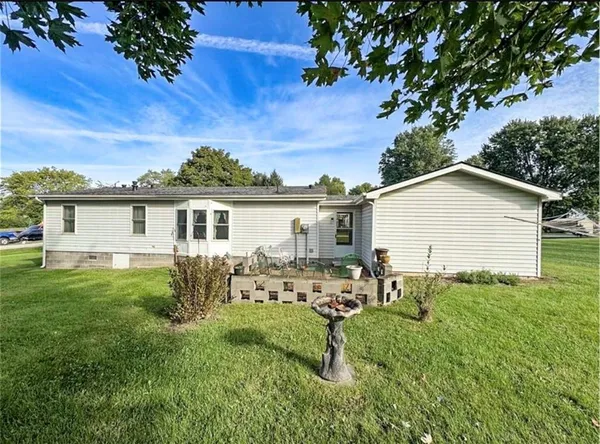 $137,500 | 302 East Cherry Street, Skidmore, MO 64487