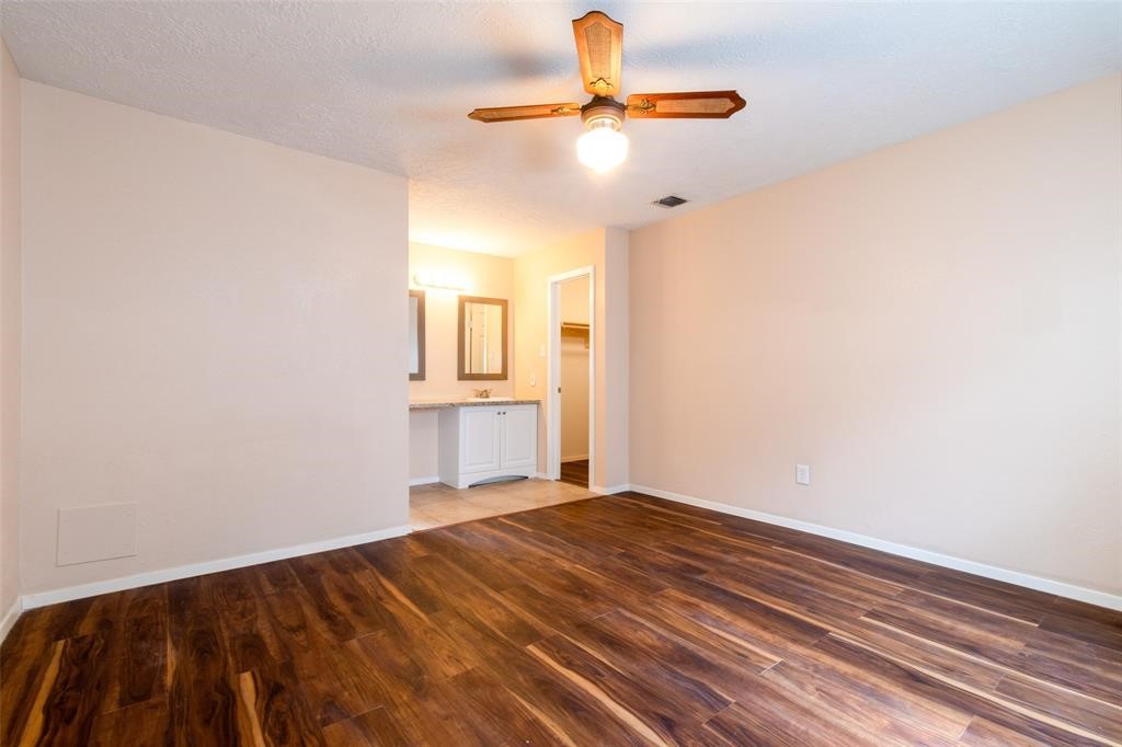 2527 Colonial Ridge Drive Friendswood, TX 77546 - Photo 13 of 30 Gallery Image 13