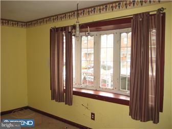 12518 Richton Road Philadelphia, PA 19154 - Photo 3 of 5 Living Room
