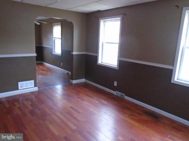 501 Chalcot Square Baltimore, MD 21221 - Photo 4 of 21 Living Room