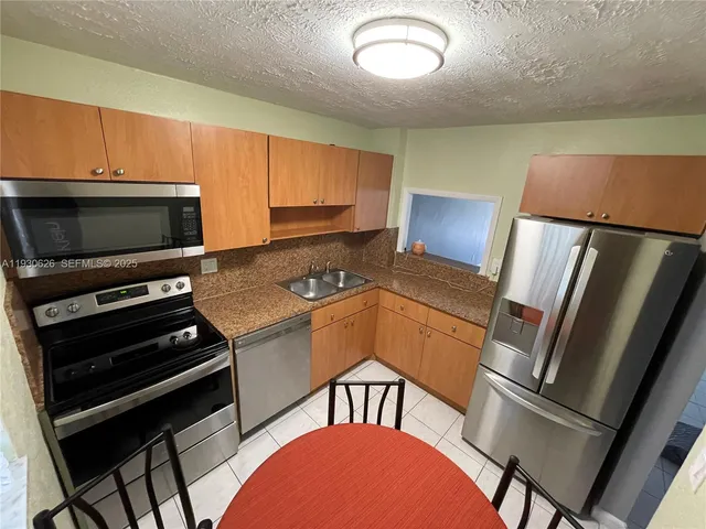 $2,000 | 220 Southwest 9th Avenue, Unit 116, Hallandale Beach, FL 33009