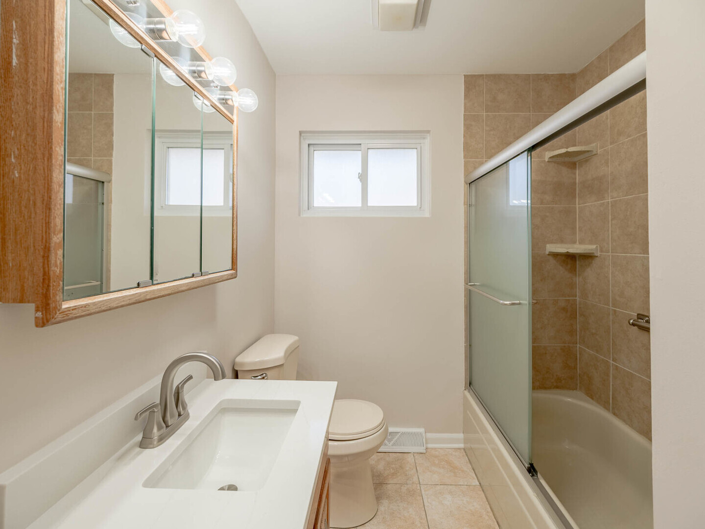 191 Juneway Terrace Lake Bluff, IL 60044 - Photo 7 of 11 a bathroom with a sink toilet and shower