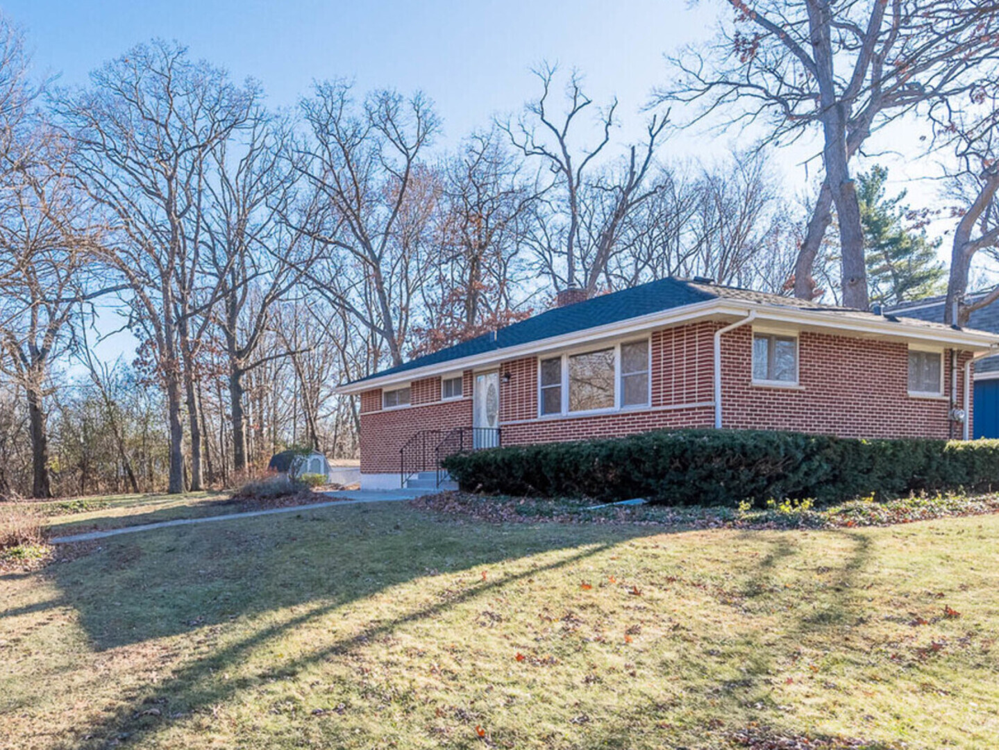 191 Juneway Terrace Lake Bluff, IL 60044 - Photo 10 of 11 a front view of a house with a yard