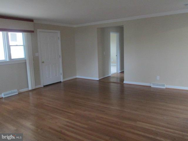 8741 Pohick Road Springfield, VA 22153 - Photo 7 of 30 Living Room
