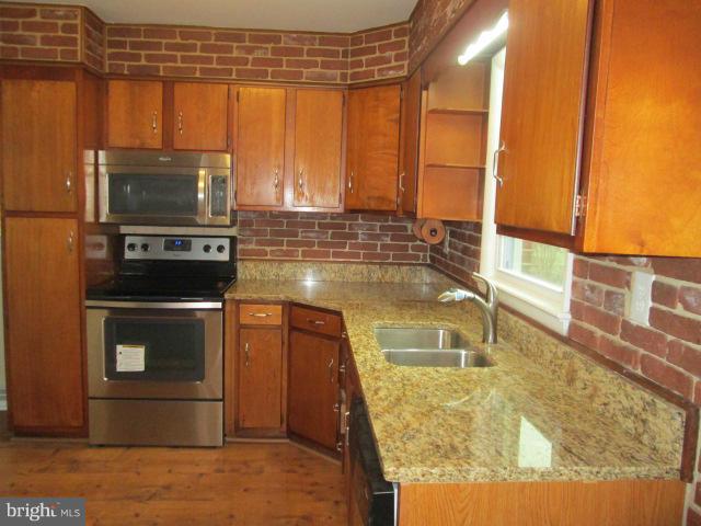 8741 Pohick Road Springfield, VA 22153 - Photo 9 of 30 Kitchen with NEW granite!