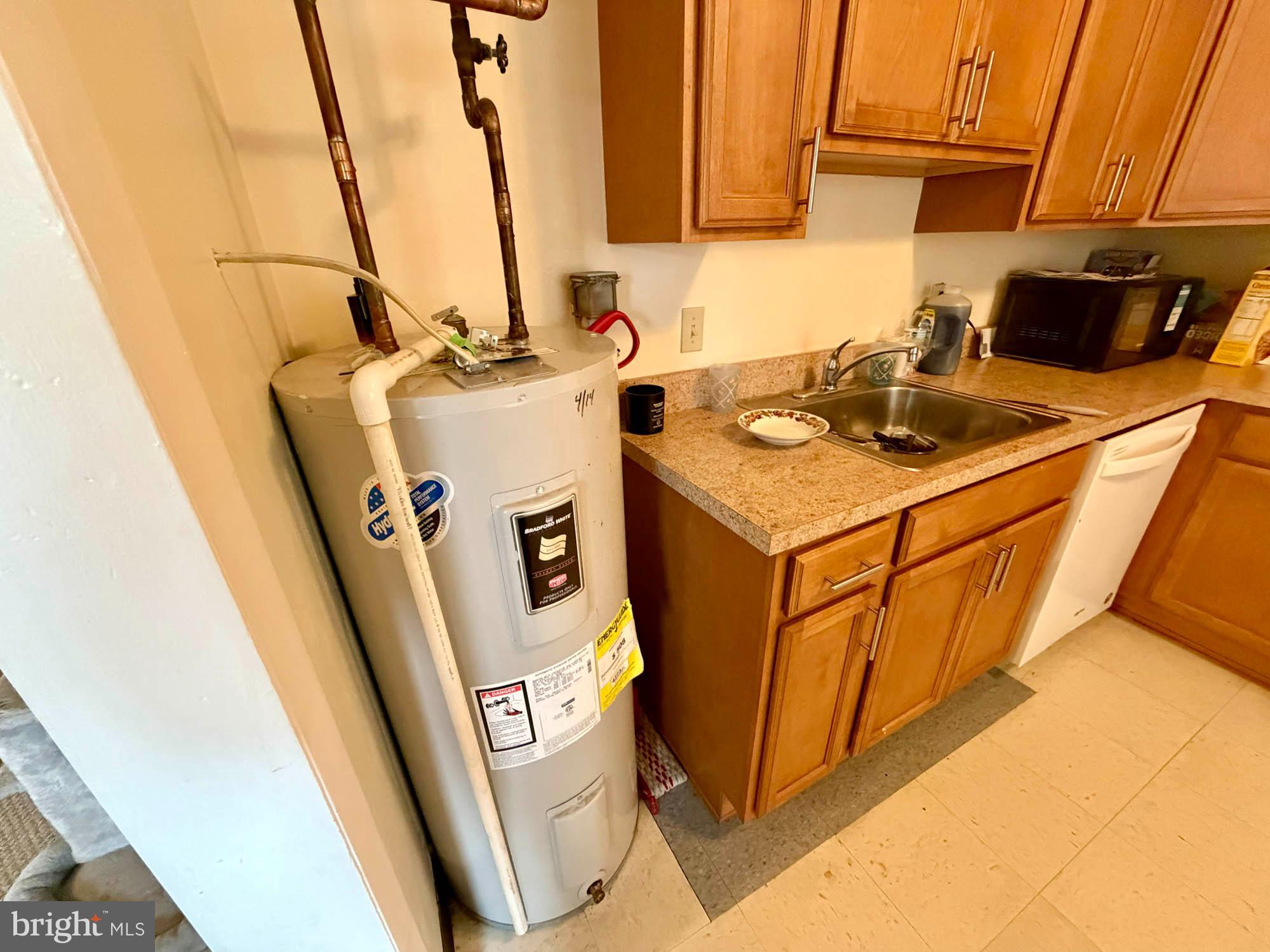1135 Light Street Baltimore, MD 21230 - Photo 29 of 41 a utility room with dryer and washer