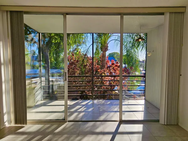 $164,900 | 118 Royal Pk Drive, Unit 2E, Oakland Park, FL 33309