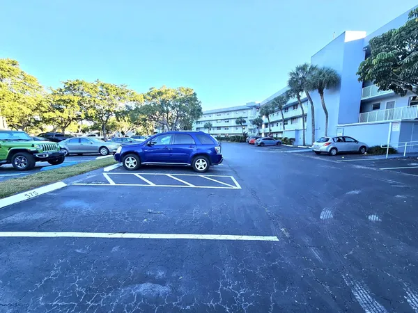 $164,900 | 118 Royal Pk Drive, Unit 2E, Oakland Park, FL 33309