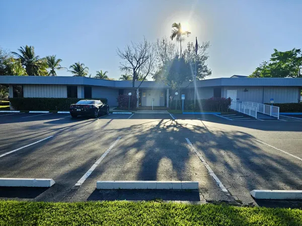 $164,900 | 118 Royal Pk Drive, Unit 2E, Oakland Park, FL 33309