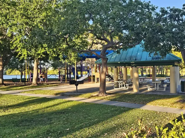 $164,900 | 118 Royal Pk Drive, Unit 2E, Oakland Park, FL 33309