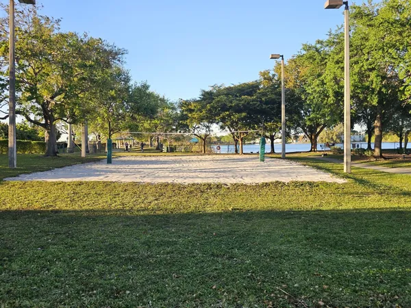 $164,900 | 118 Royal Pk Drive, Unit 2E, Oakland Park, FL 33309