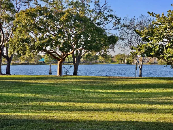 $164,900 | 118 Royal Pk Drive, Unit 2E, Oakland Park, FL 33309