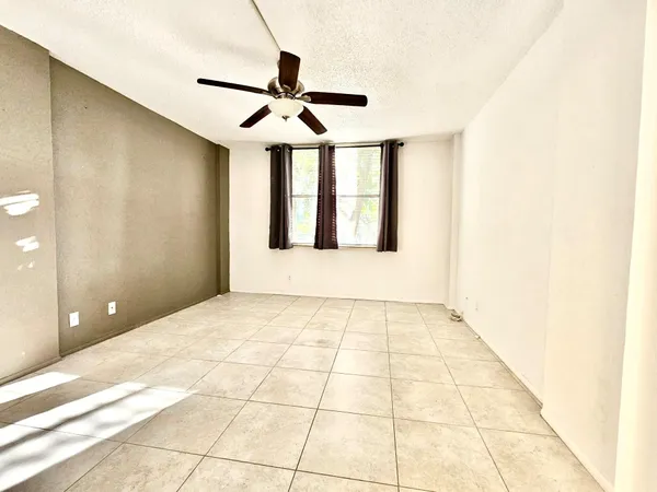 $164,900 | 118 Royal Pk Drive, Unit 2E, Oakland Park, FL 33309