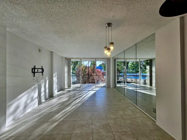 $164,900 | 118 Royal Pk Drive, Unit 2E, Oakland Park, FL 33309
