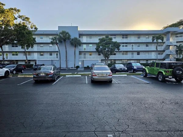 $164,900 | 118 Royal Pk Drive, Unit 2E, Oakland Park, FL 33309