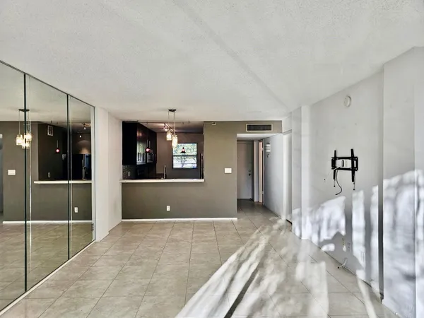 $164,900 | 118 Royal Pk Drive, Unit 2E, Oakland Park, FL 33309