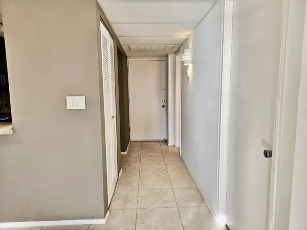 $164,900 | 118 Royal Pk Drive, Unit 2E, Oakland Park, FL 33309