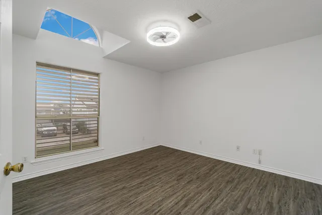 $400,000 | 547 Pompano Street, Bayou Vista, TX 77563