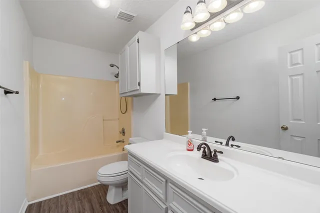 $400,000 | 547 Pompano Street, Bayou Vista, TX 77563