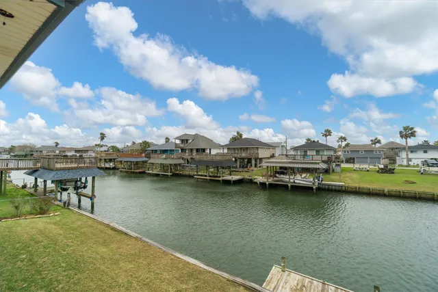 $400,000 | 547 Pompano Street, Bayou Vista, TX 77563