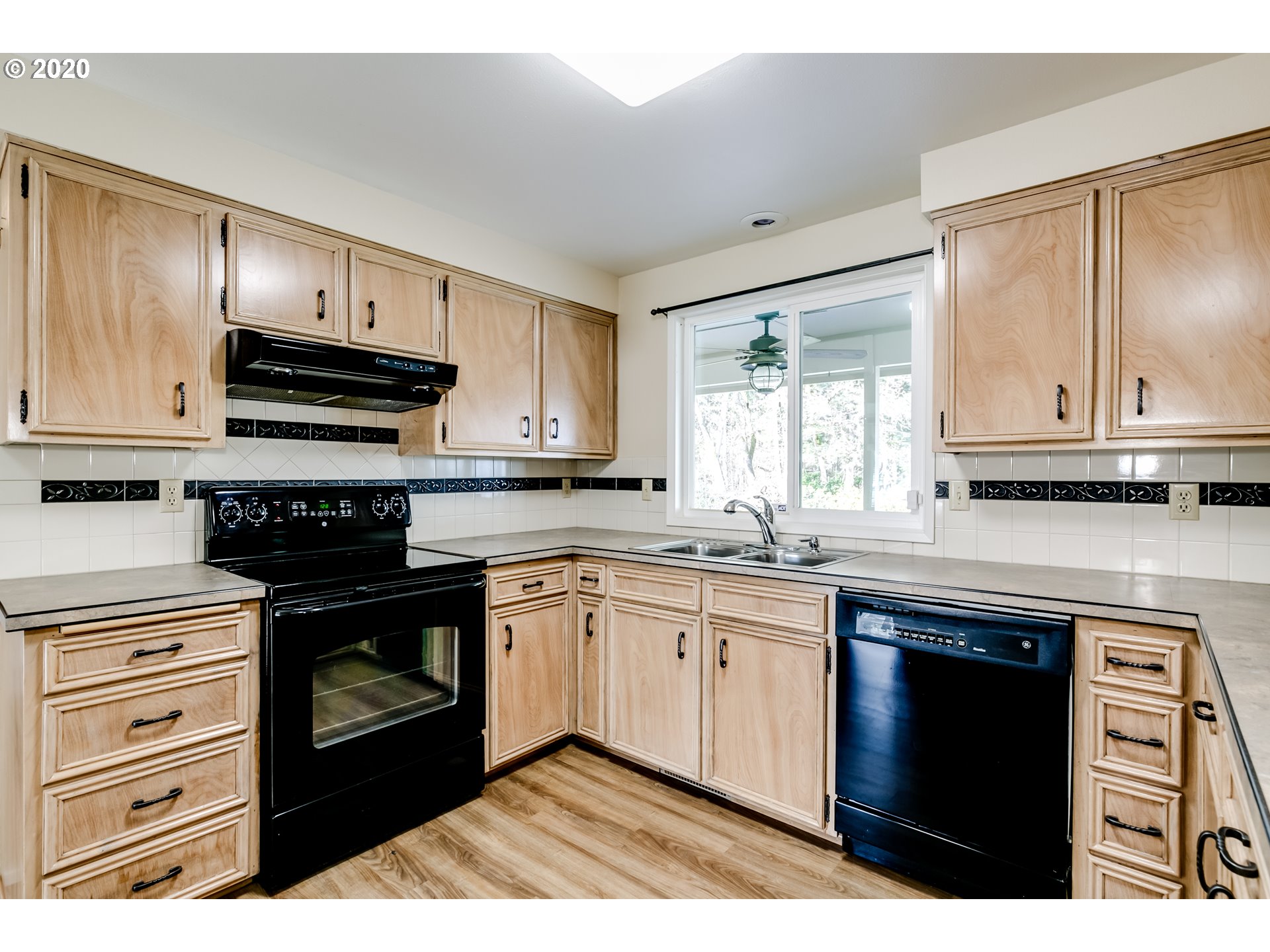 25445 Perkins Road Veneta, OR 97487 - Photo 7 of 32 Gallery Image 7