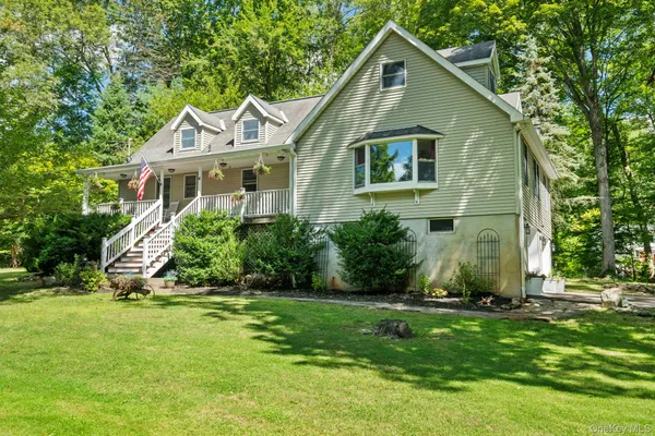 a view of a yard in front of house