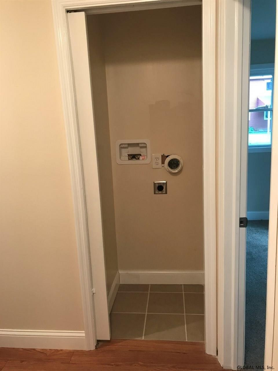 427 Chiswell Road Schenectady, NY 12304 - Photo 12 of 25 Photo 12