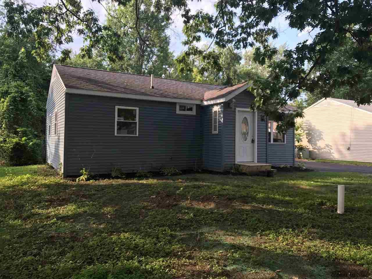 427 Chiswell Road Schenectady, NY 12304 - Photo 3 of 25 Photo 3