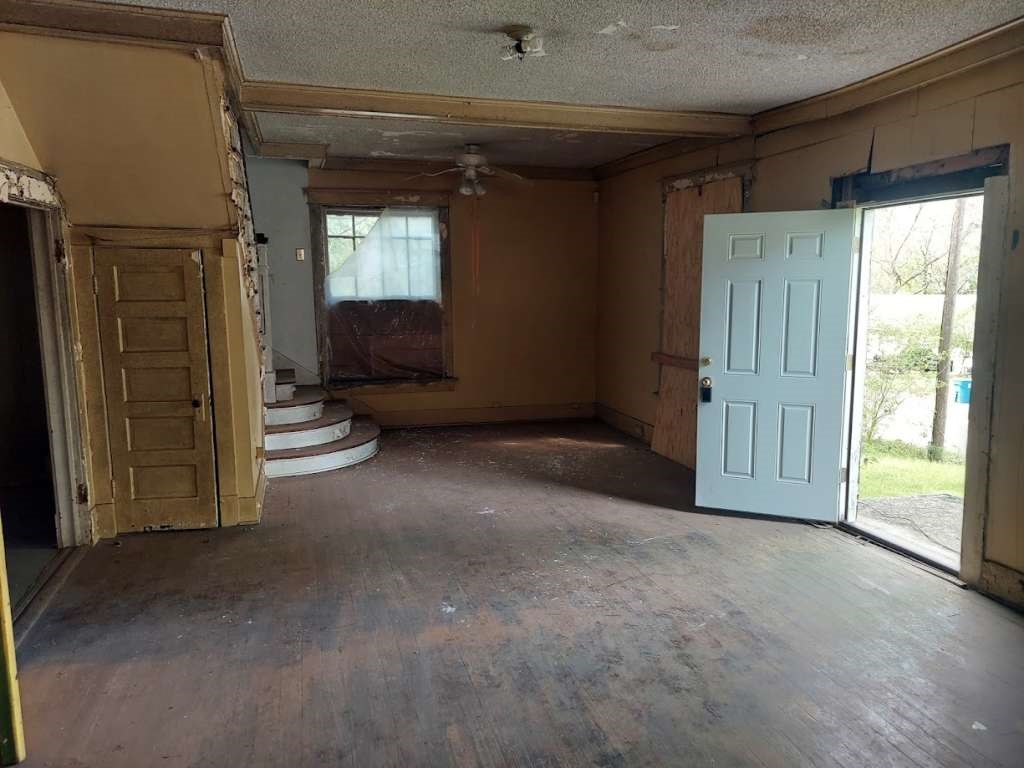 110 Acorn Street Marshall, TX 75670 - Photo 2 of 13 a view of livingroom with furniture and windows