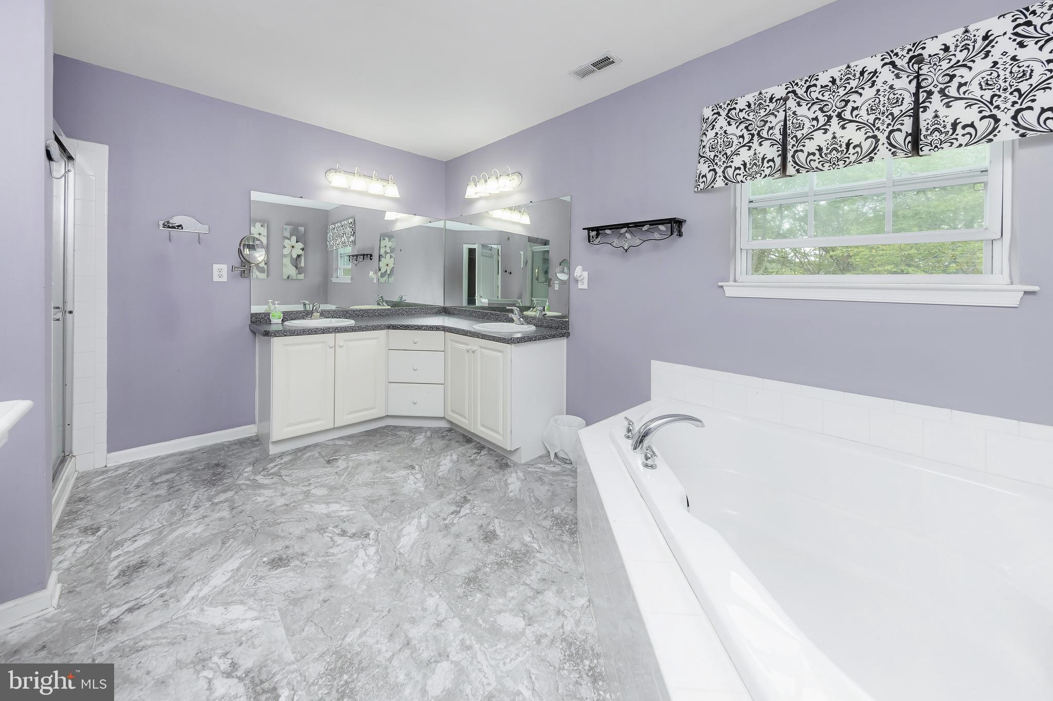 2015 Ridings Drive Williamstown, NJ 08094 - Photo 22 of 32 Primary Bathroom