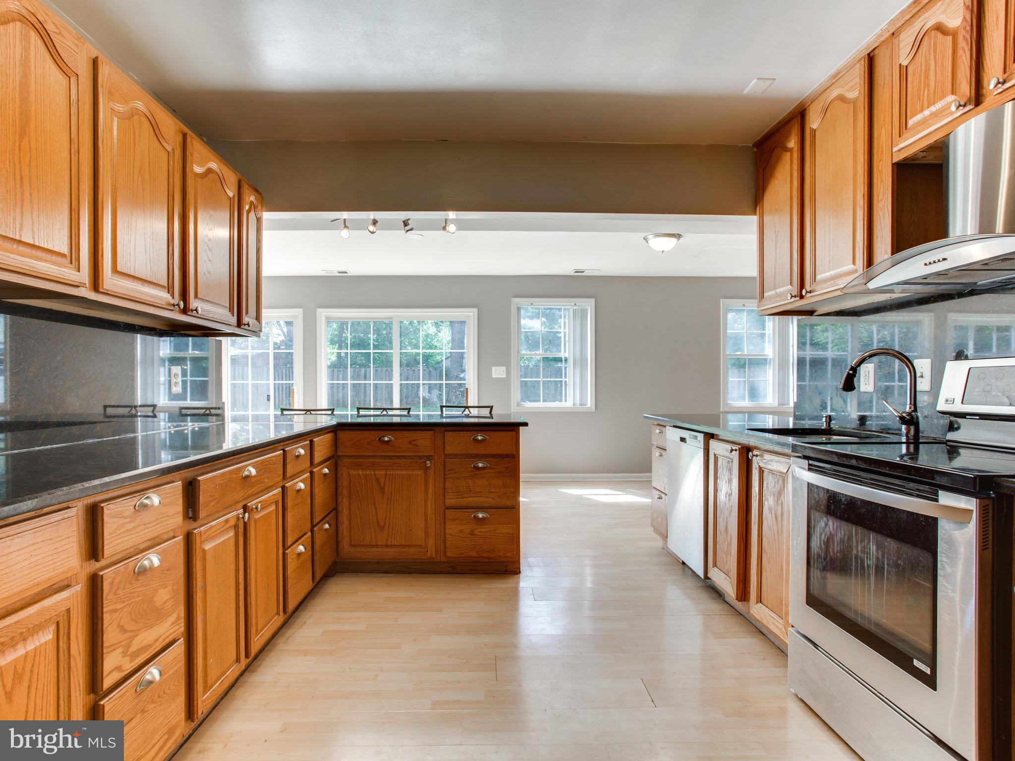9819 Greenview Lane Manassas, VA 20109 - Photo 13 of 30 Kitchen