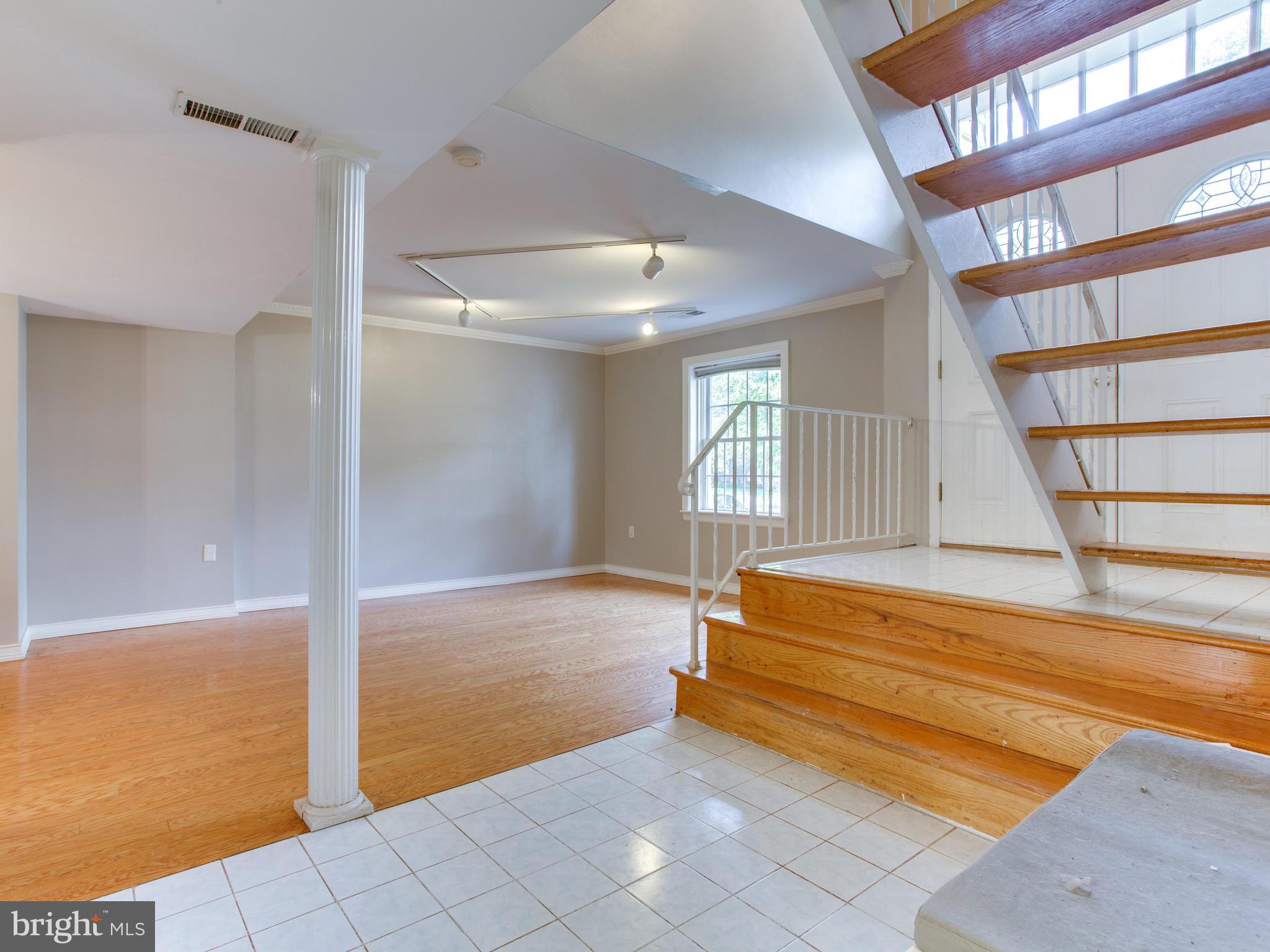 9819 Greenview Lane Manassas, VA 20109 - Photo 4 of 30 Foyer