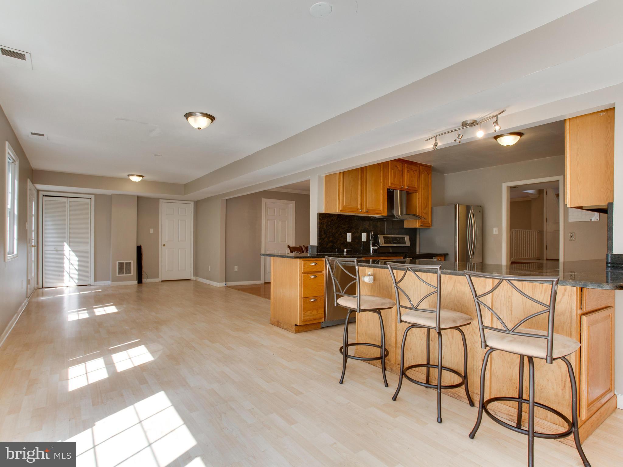 9819 Greenview Lane Manassas, VA 20109 - Photo 10 of 30 Kitchen breakfast bar